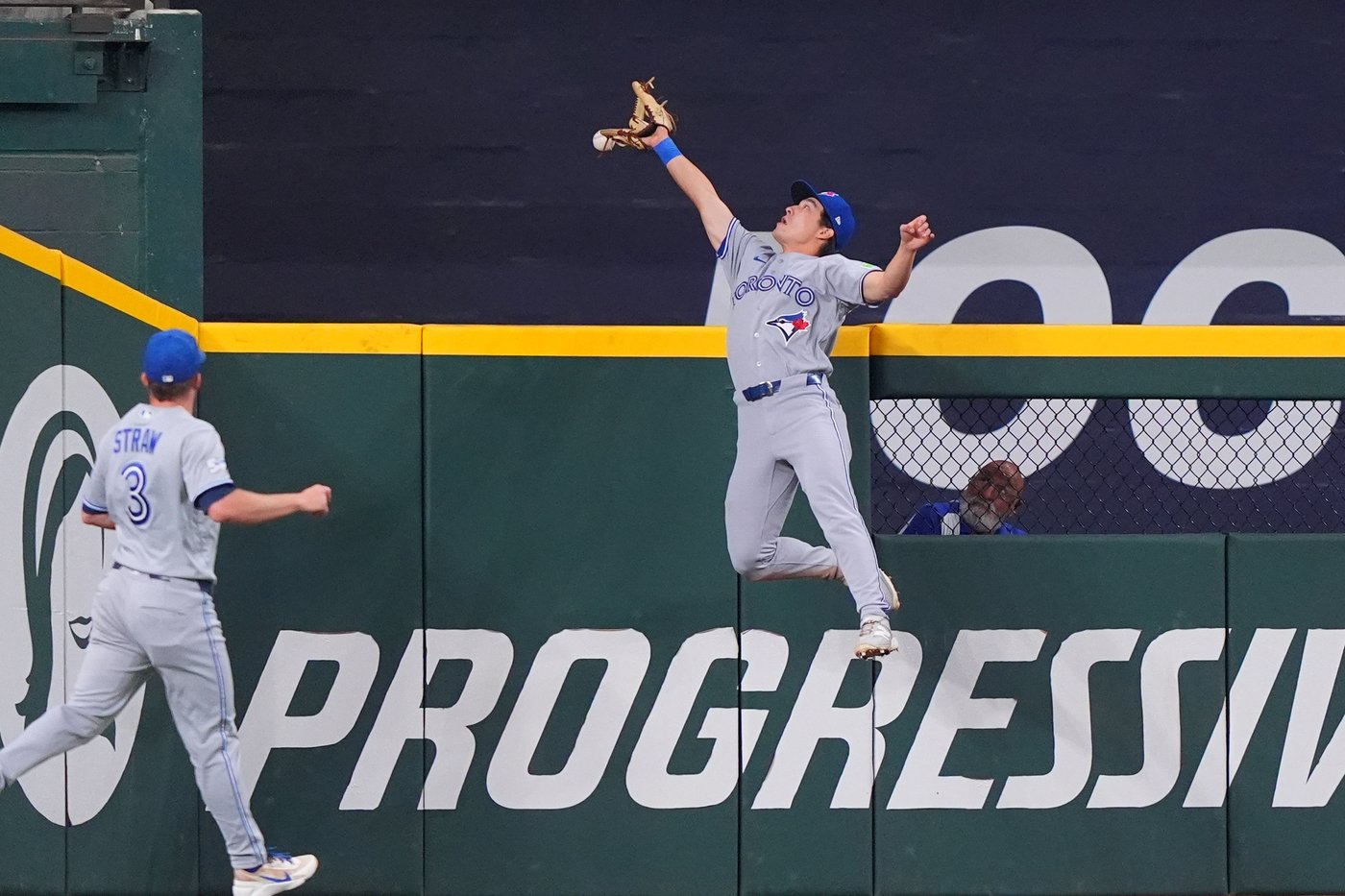 Playoff hopeful Blue Jays avoid series sweep with 7-2 win over AL West-leading Texas | iNFOnews.ca