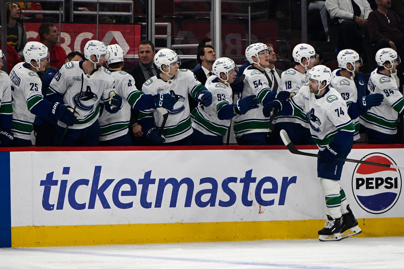 NHL-worst Canucks beat Blackhawks 6-3 to end seven-game skid | iNFOnews.ca