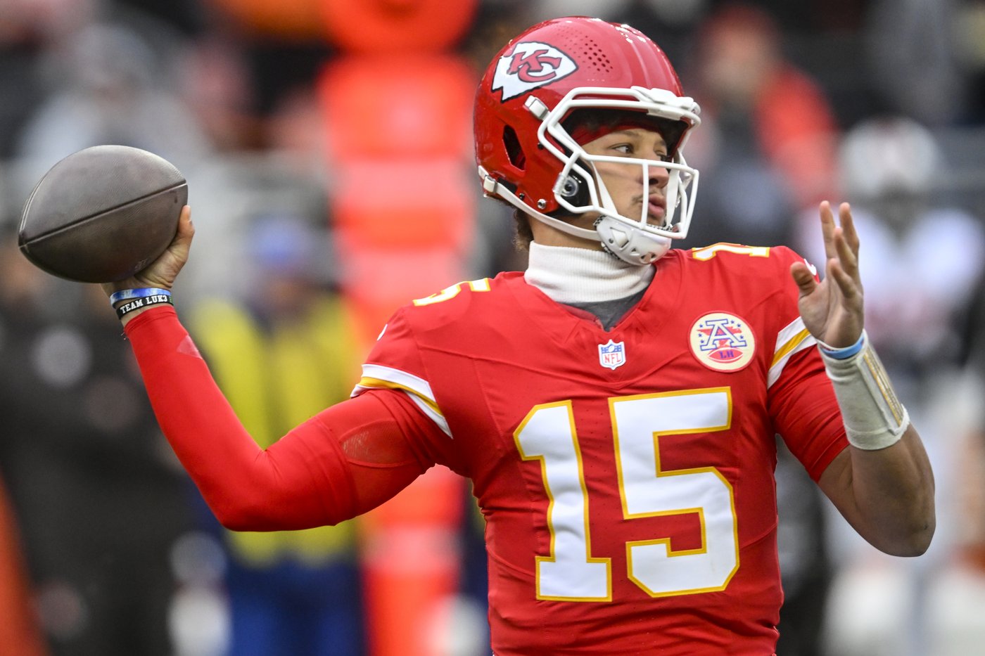 Mahomes throws 2 TD passes, leaves with ankle injury in Chiefs' 21-7 win. X-rays negative on star QB | iNFOnews.ca
