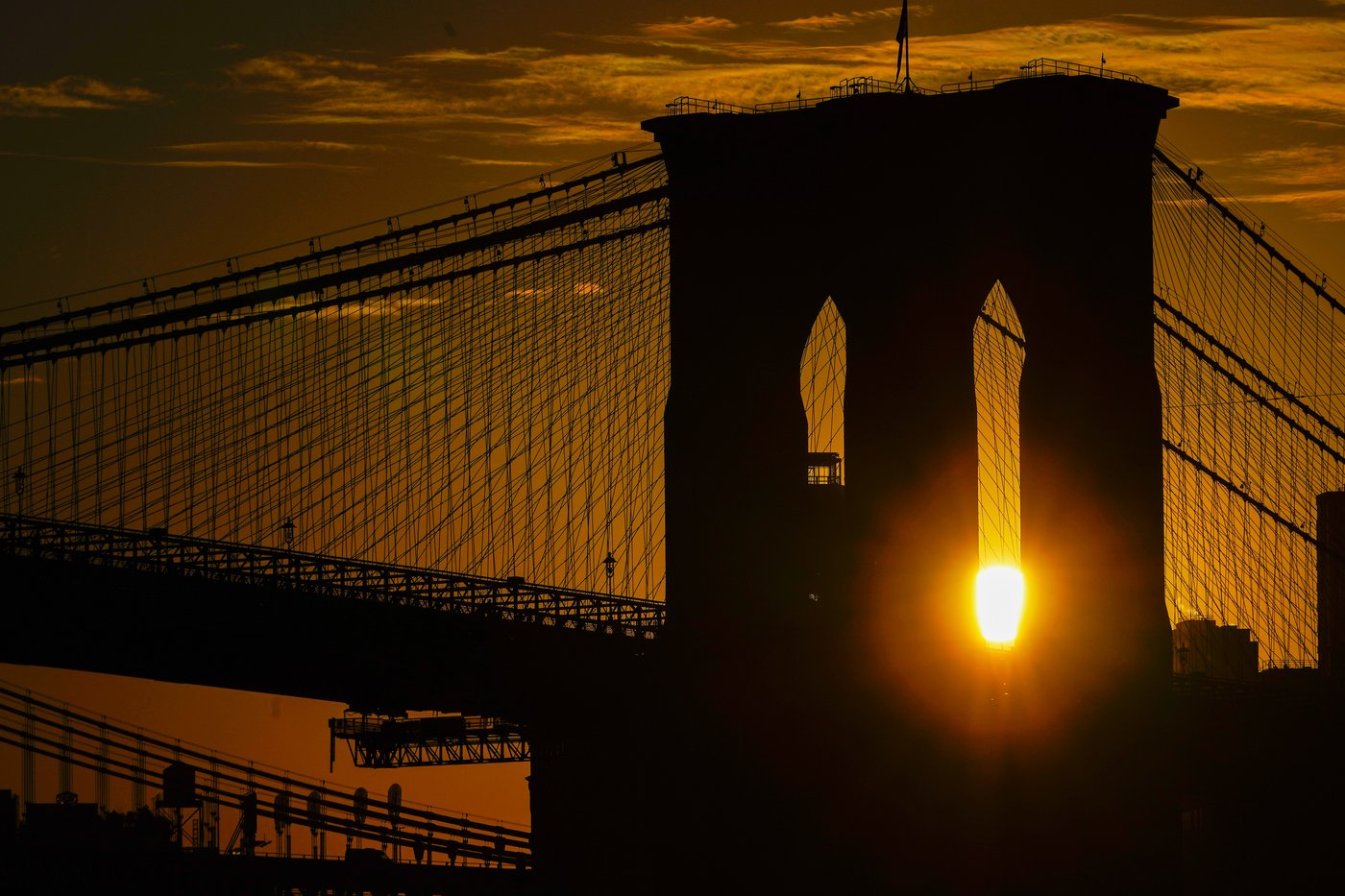 Knife-wielding man on Brooklyn Bridge cables fatally shot after ignoring orders to drop weapon | iNFOnews.ca Knife-wielding man on Brooklyn Bridge cables fatally shot after ignoring orders to drop weapon | iNFOnews.ca