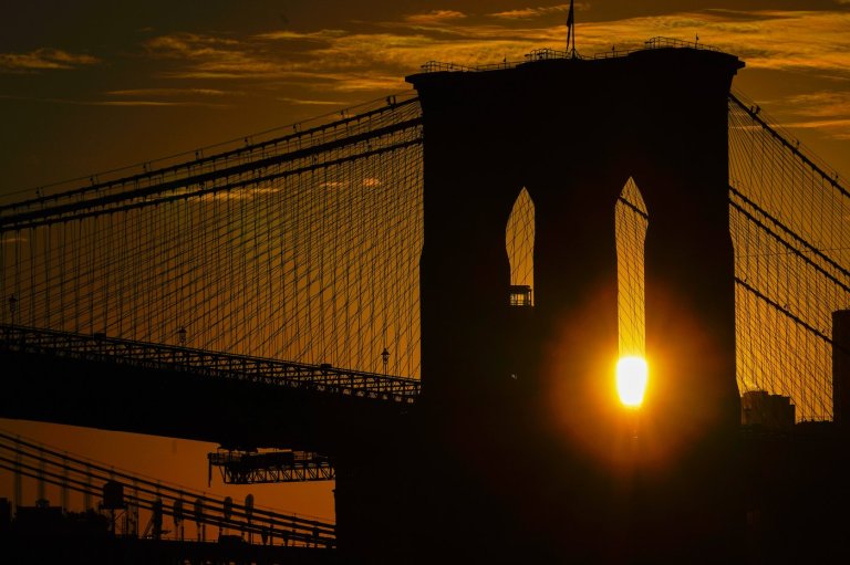 Knife-wielding man on Brooklyn Bridge cables fatally shot after ignoring orders to drop weapon | iNFOnews.ca