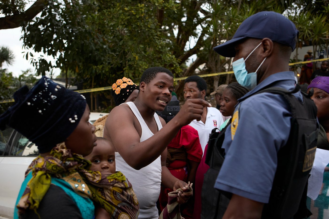 Migrants clash with police at a deportation site in South Africa where thousands have gathered | iNFOnews.ca Migrants clash with police at a deportation site in South Africa where thousands have gathered | iNFOnews.ca