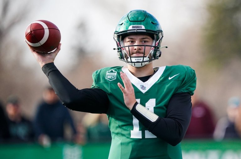 Huskies face Carabins in Vanier Cup final amid star quarterback's cancer diagnosis | iNFOnews.ca