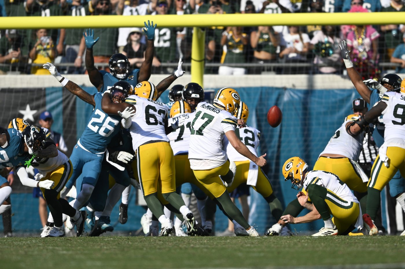 With Love watching from the sideline, the Packers beat the Jaguars 30-27 for 4th straight win | iNFOnews.ca