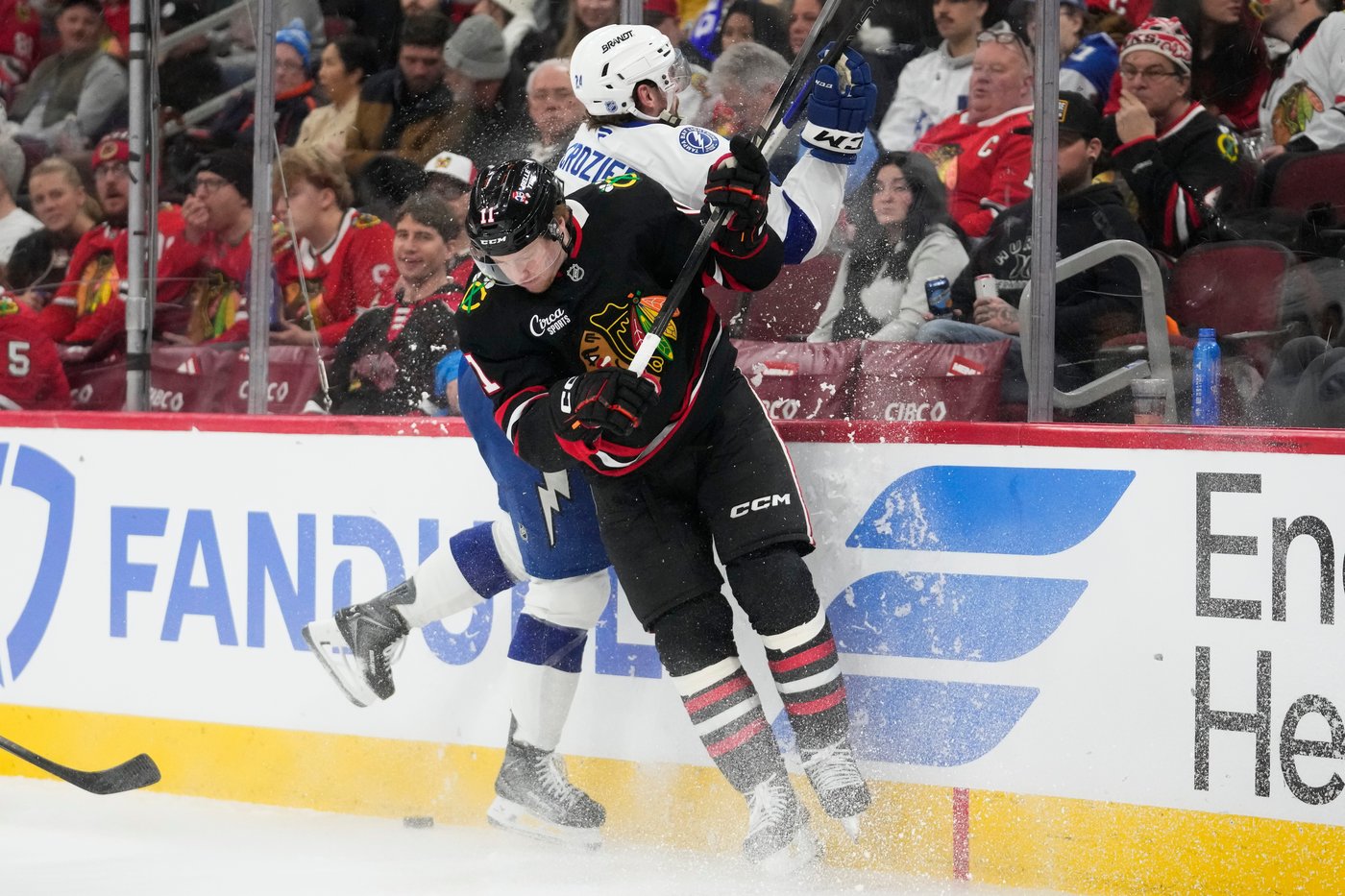 Lightning beat Blackhawks 2-1 in shootout in their 15th straight game without a regulation loss | iNFOnews.ca