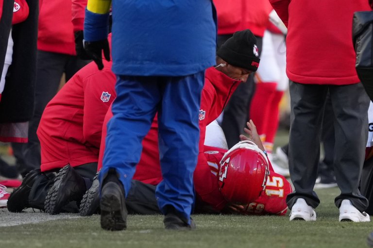 Mahomes injured late as Chargers eliminate Chiefs from playoff contention with 16-13 victory | iNFOnews.ca