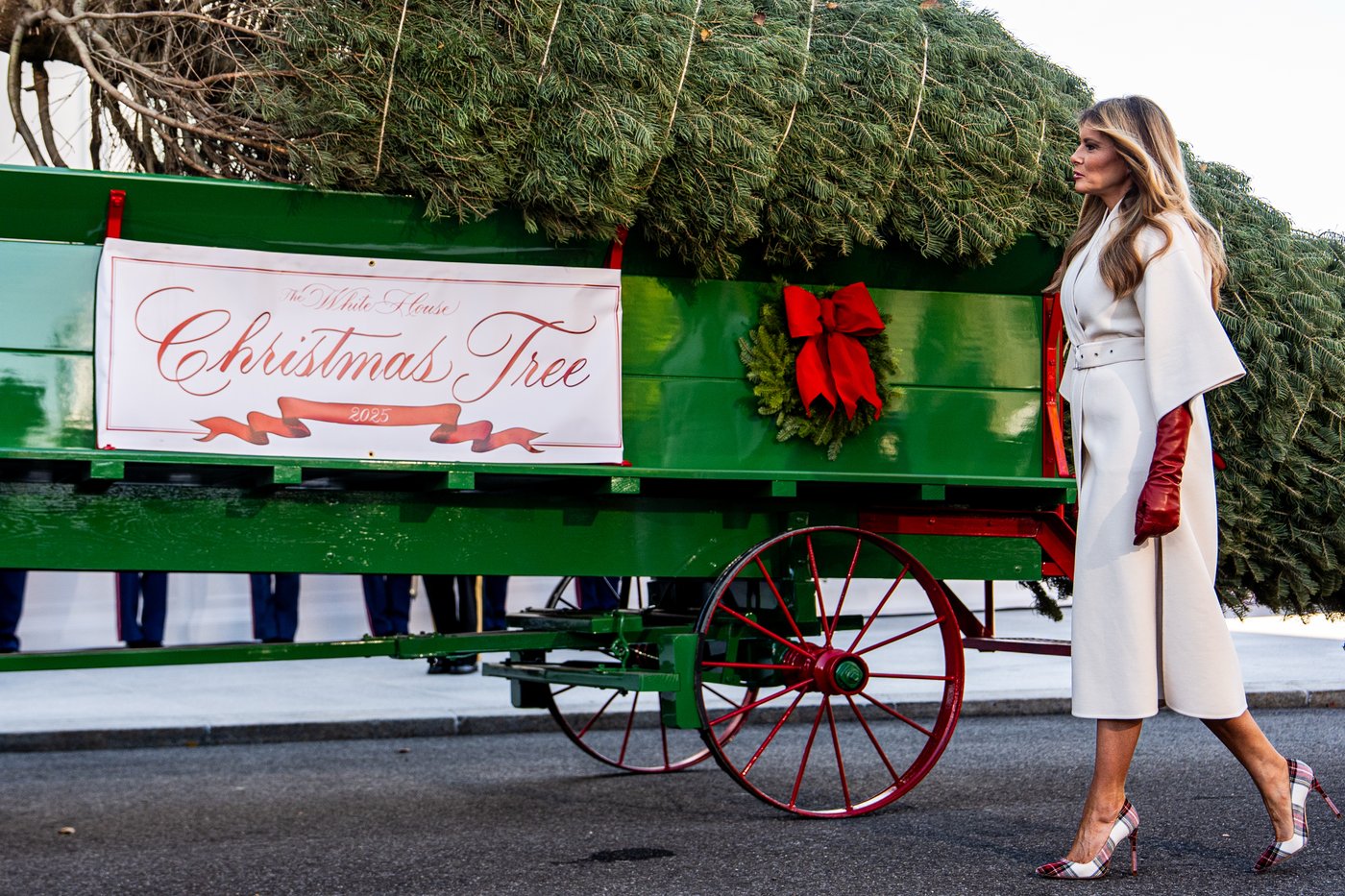 Melania Trump welcomes Christmas tree to the White House | iNFOnews.ca