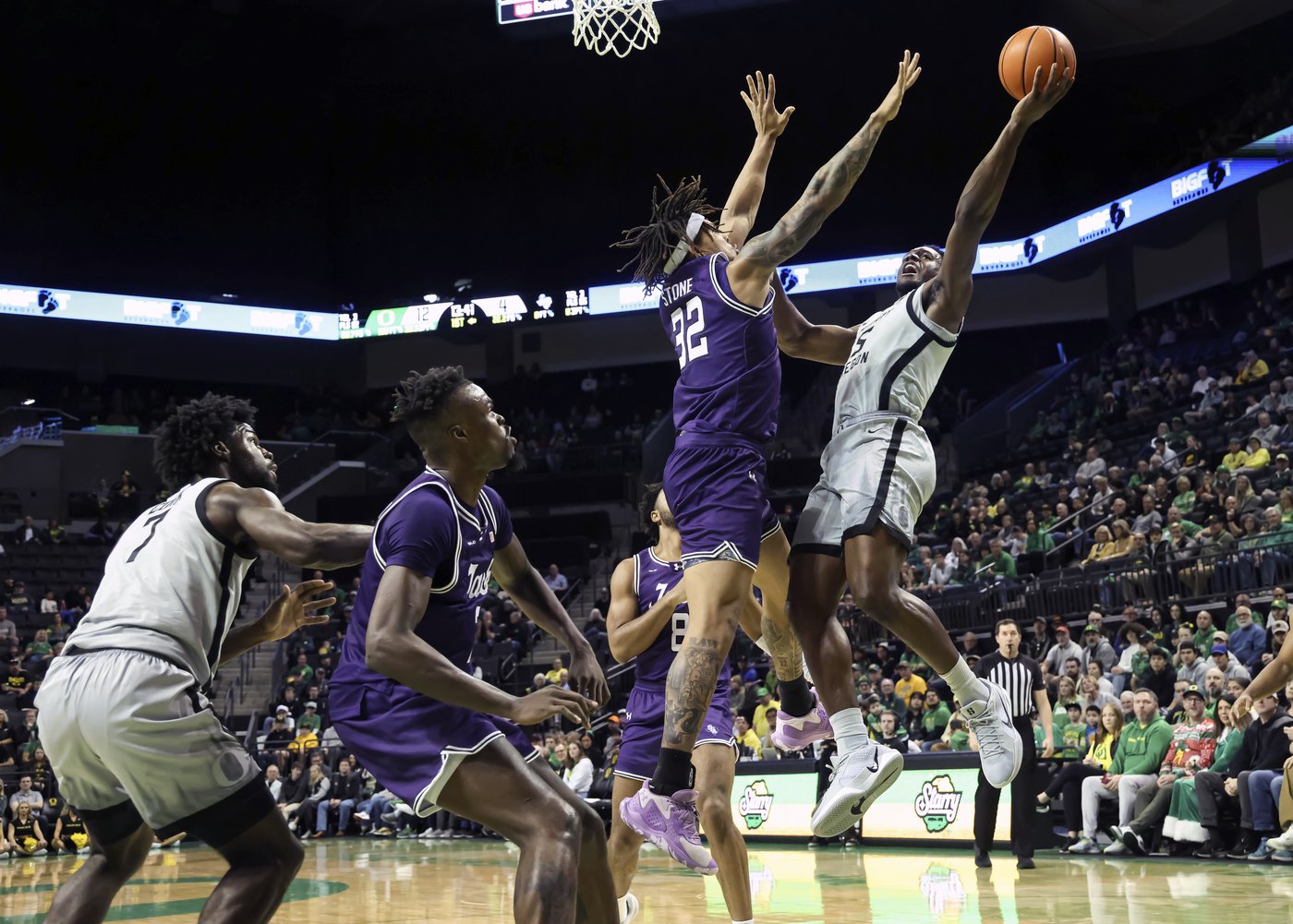 No. 12 Oregon downs Stephen F. Austin 79-61 to get back in win column | iNFOnews.ca