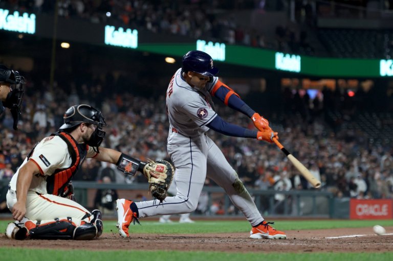 Jeremy Peña hits go-ahead single, Isaac Paredes 2-run double in 10th as Astros rally past Giants 6-3 | iNFOnews.ca