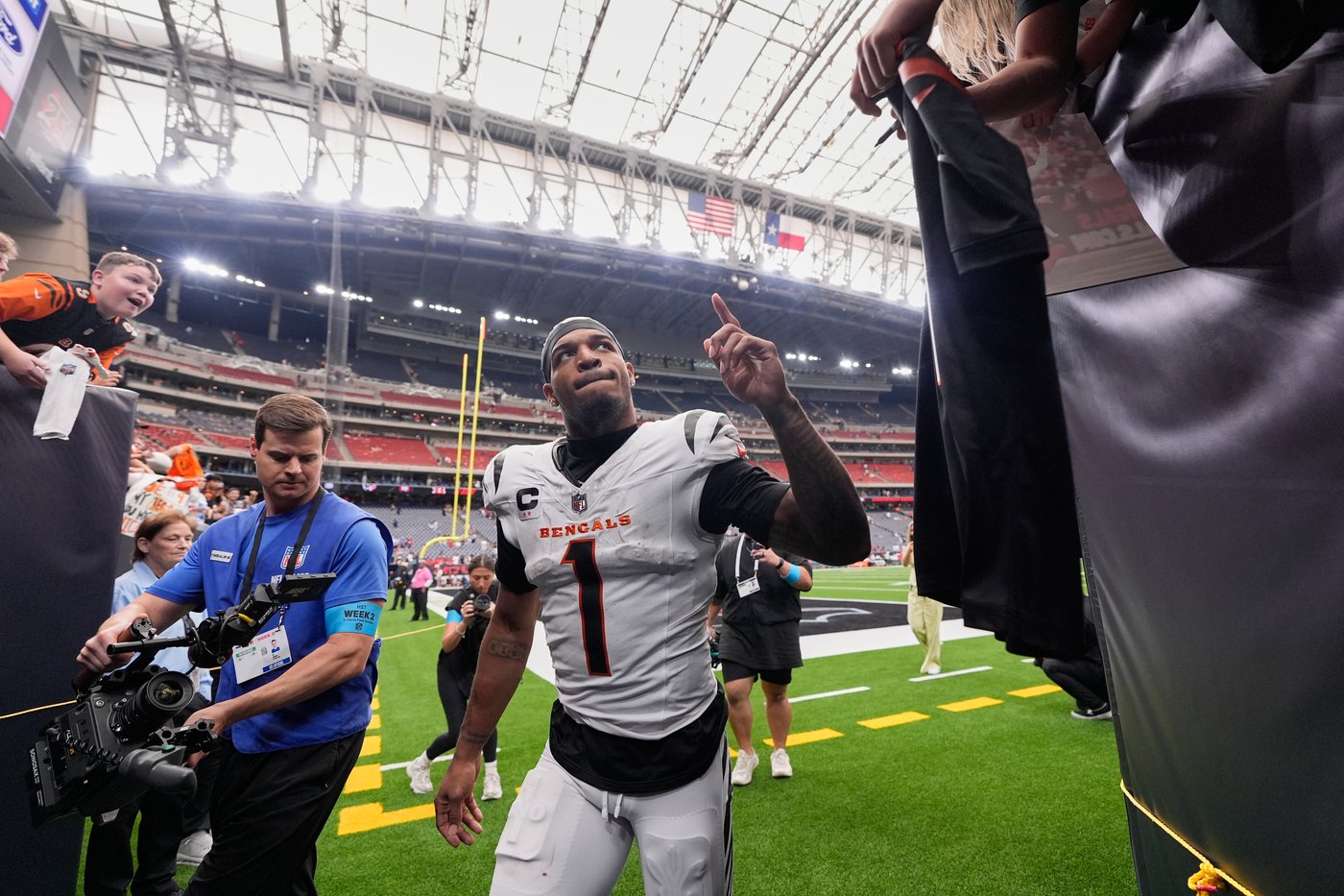 NFL fines Ja’Marr Chase and Tee Higgins for the 'people’s elbow' celebration | iNFOnews.ca
