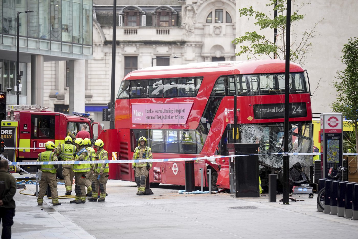 15 people hospitalized after double-decker bus crashes outside London's Victoria Station | iNFOnews.ca