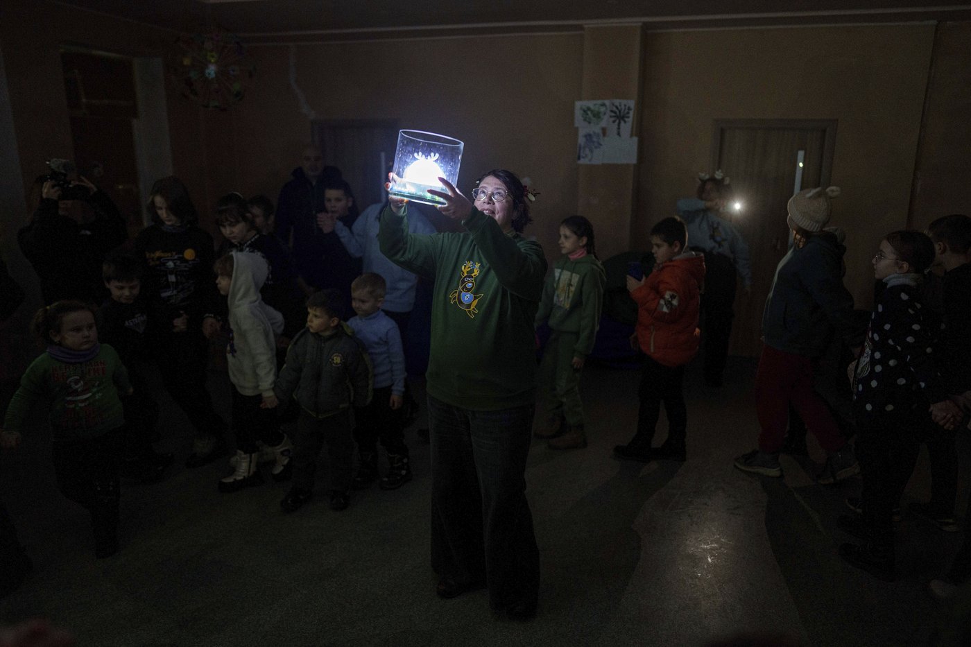 'Reindeer' volunteers bring holiday magic to Ukrainian children living on the frontlines | iNFOnews.ca