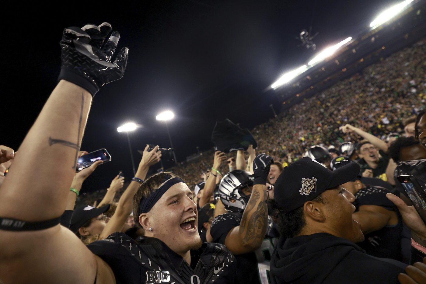 Dillon Gabriel rallies No. 3 Oregon past No. 2 Ohio State, 32-31 | iNFOnews.ca Dillon Gabriel rallies No. 3 Oregon past No. 2 Ohio State, 32-31 | iNFOnews.ca