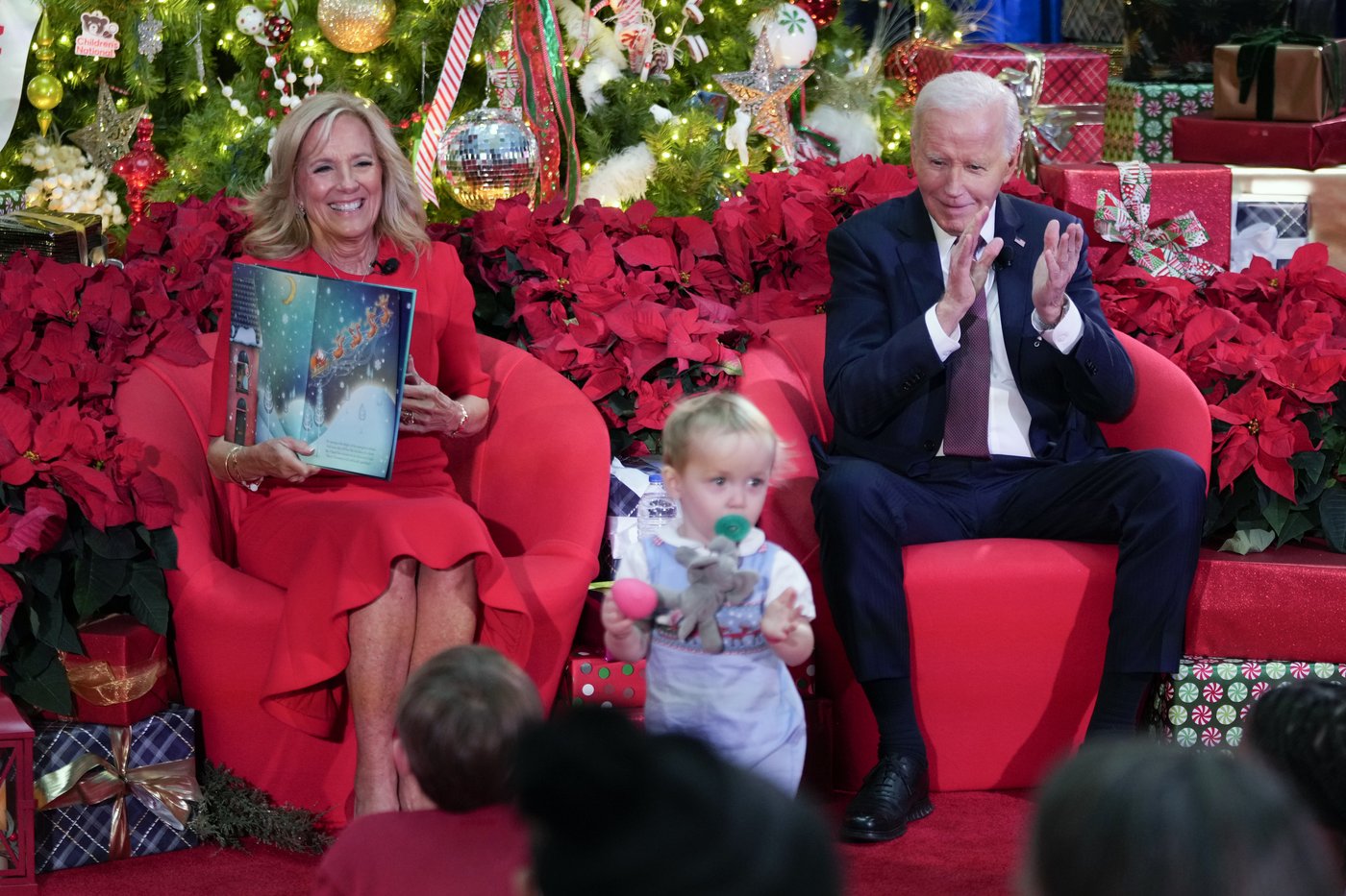 Biden and the first lady bring holiday cheer to patients and families at a children's hospital | iNFOnews.ca