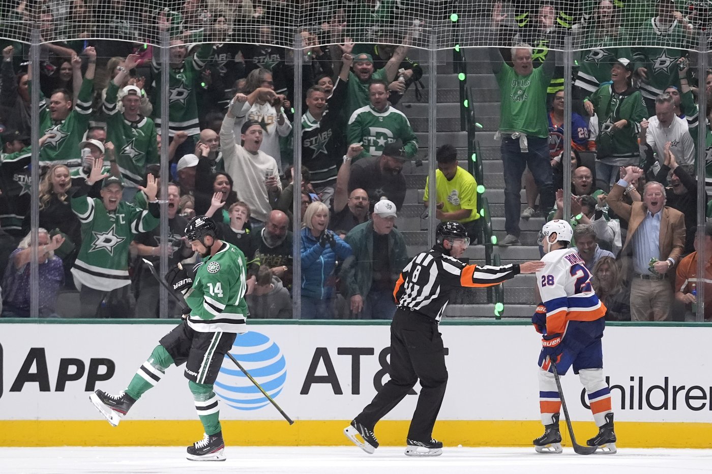 Seguin scores twice, Oettinger stops 34 shots for 11th shutout in Stars' 3-0 win over Islanders | iNFOnews.ca Seguin scores twice, Oettinger stops 34 shots for 11th shutout in Stars' 3-0 win over Islanders | iNFOnews.ca