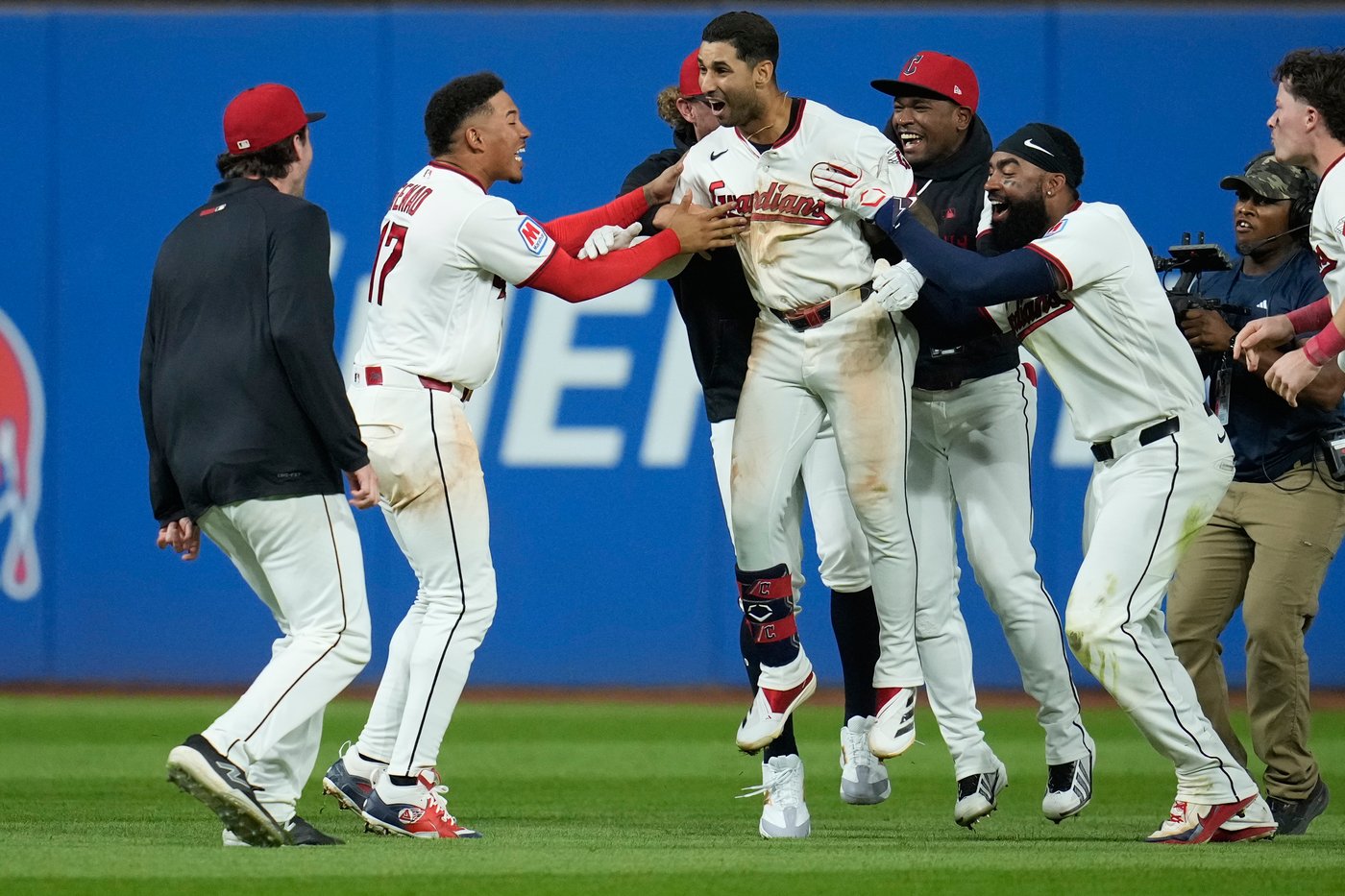 Rocchio delivers 2-run double in 9th, Guardians rally to stun White Sox 7-6 and tighten AL Central | iNFOnews.ca Rocchio delivers 2-run double in 9th, Guardians rally to stun White Sox 7-6 and tighten AL Central | iNFOnews.ca