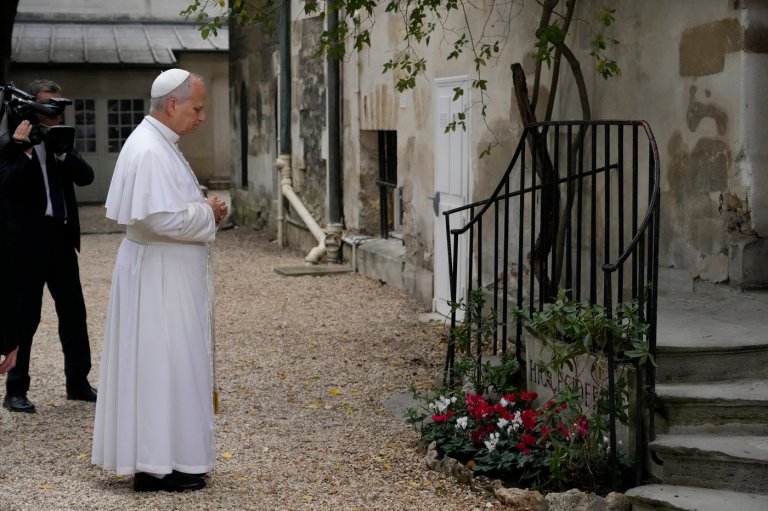Pope encourages Catholics in deeply secular France to persevere as Paris shuts down for huge Mass | iNFOnews.ca