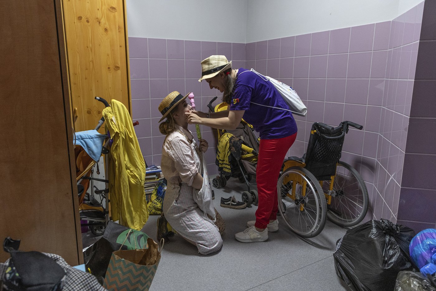 Hospital clowns bring joy to young Ukrainian cancer patients who survived Russian missile attack | iNFOnews.ca