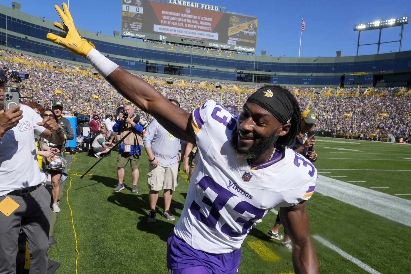 Sam Darnold and undefeated Vikings dominate first half and hang on to beat Packers 31-29 | iNFOnews.ca
