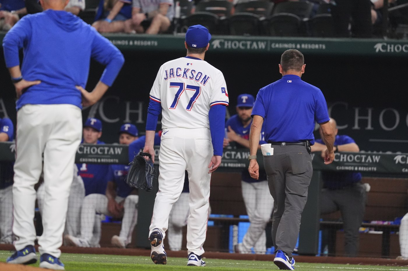 Rangers closer Luke Jackson takes comebacker off pitching hand on his only pitch against Rockies | iNFOnews.ca