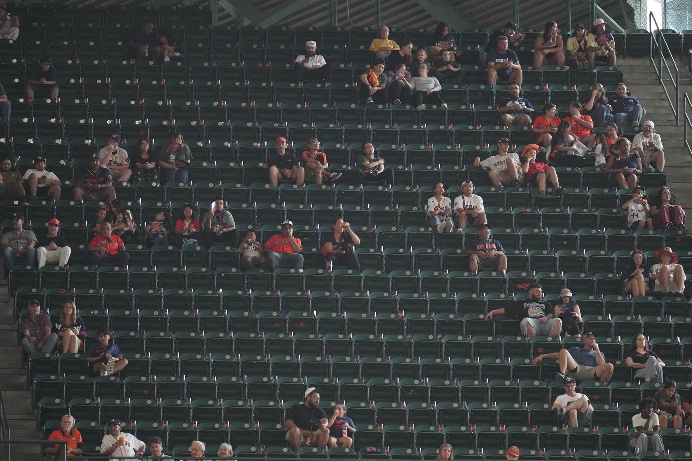 Sparse crowd, empty seats greet .500 Astros for wild-card opener vs White Sox | iNFOnews.ca