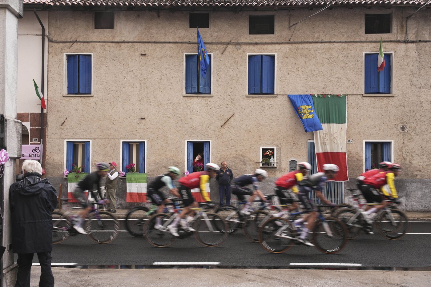 Mexican rider Del Toro extends Giro lead beyond a minute after rivals slowed by crash | iNFOnews.ca