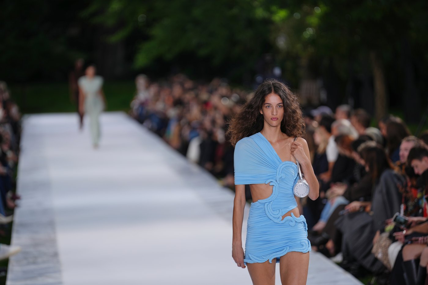 Jennifer Lopez in the rain, dolphins on T-shirts: Stella McCartney declares war on seafood in Paris | iNFOnews.ca Jennifer Lopez in the rain, dolphins on T-shirts: Stella McCartney declares war on seafood in Paris | iNFOnews.ca