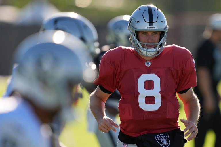 Raiders suspend Kirk Cousins and Maxx Crosby from team drills after practice fight | iNFOnews.ca