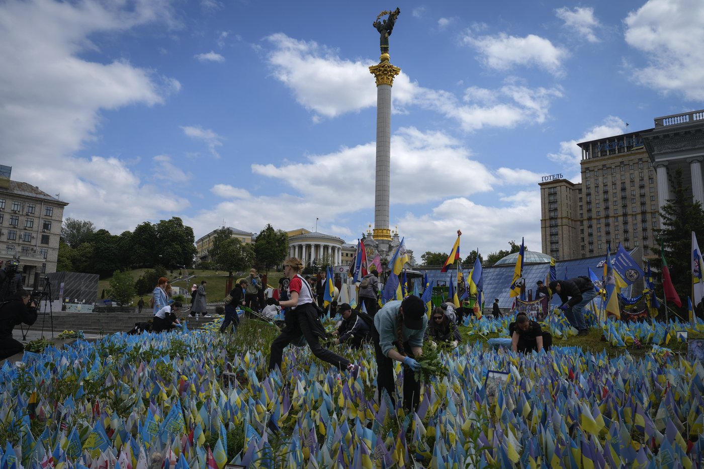 A makeshift memorial grows in Ukraine’s capital after 1,000 days of war | iNFOnews.ca A makeshift memorial grows in Ukraine’s capital after 1,000 days of war | iNFOnews.ca