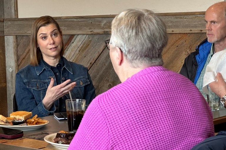 Sen. Elissa Slotkin sits down with Trump voters in Iowa while campaigning for Democrats | iNFOnews.ca