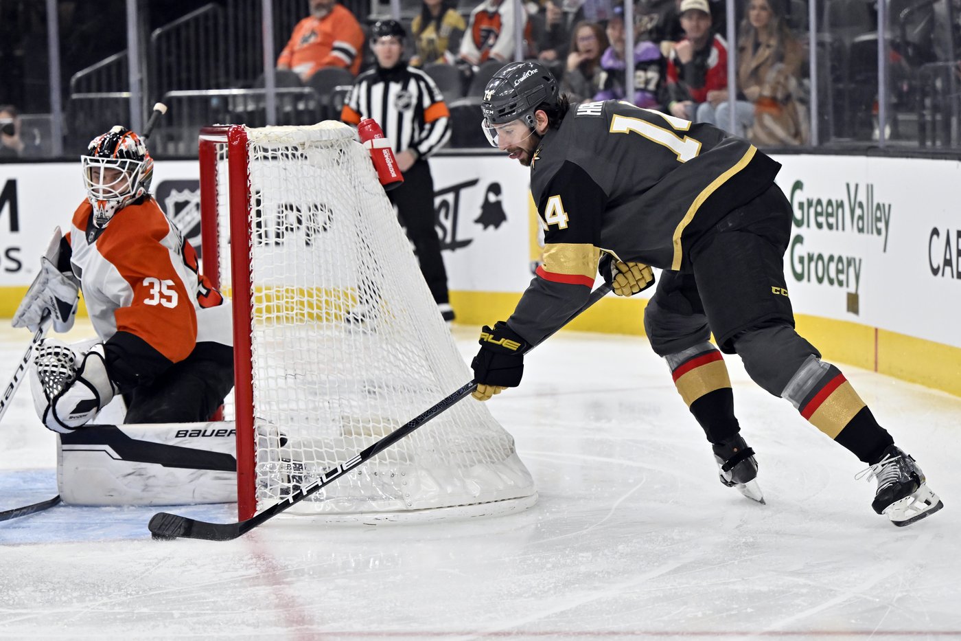 Golden Knights score 3 in 2nd period and beat Flyers 5-2 | iNFOnews.ca