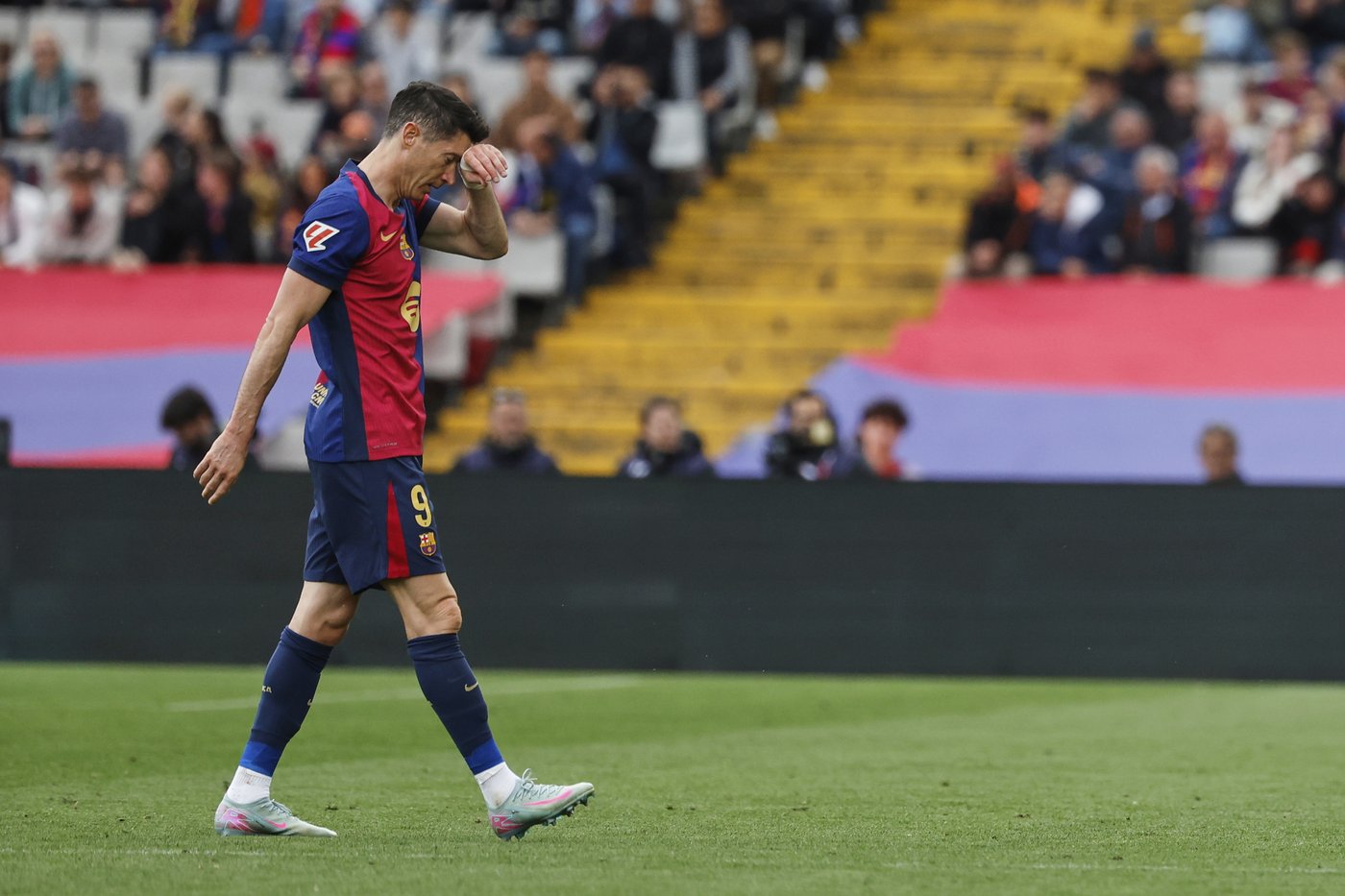 Barcelona's Lewandowski substituted with possible leg problem before crunch games | iNFOnews.ca Barcelona's Lewandowski substituted with possible leg problem before crunch games | iNFOnews.ca
