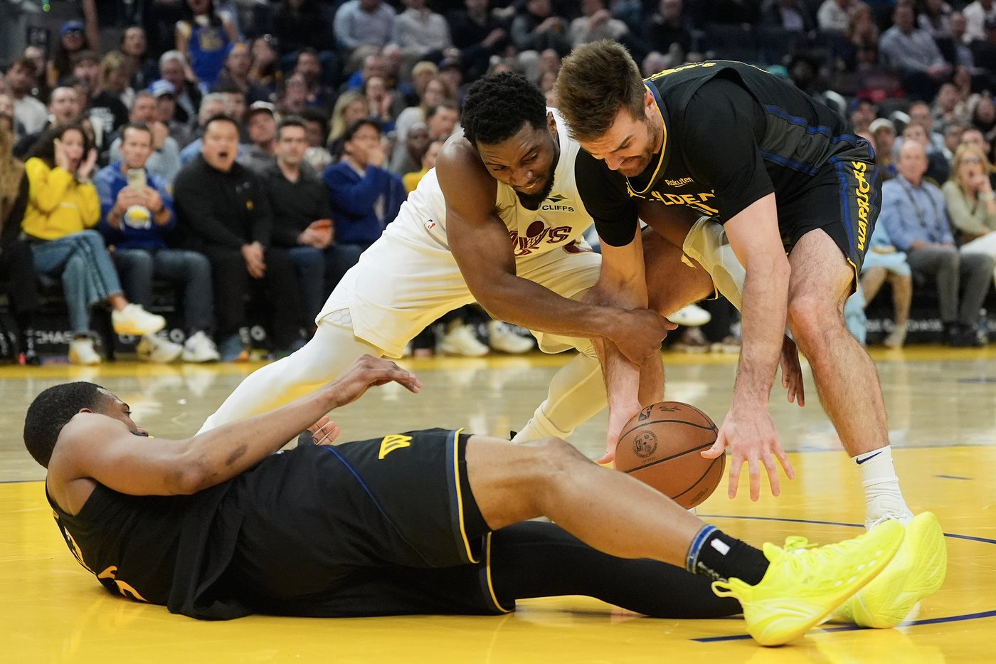 Donovan Mitchell scores 25, Max Strus 24 as Cavaliers hold off Warriors 118-111 | iNFOnews.ca