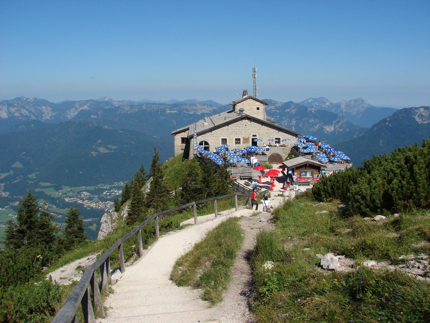A fire devastates the Eagle's Nest retreat built for Hitler in Germany. A suspect is detained | iNFOnews.ca