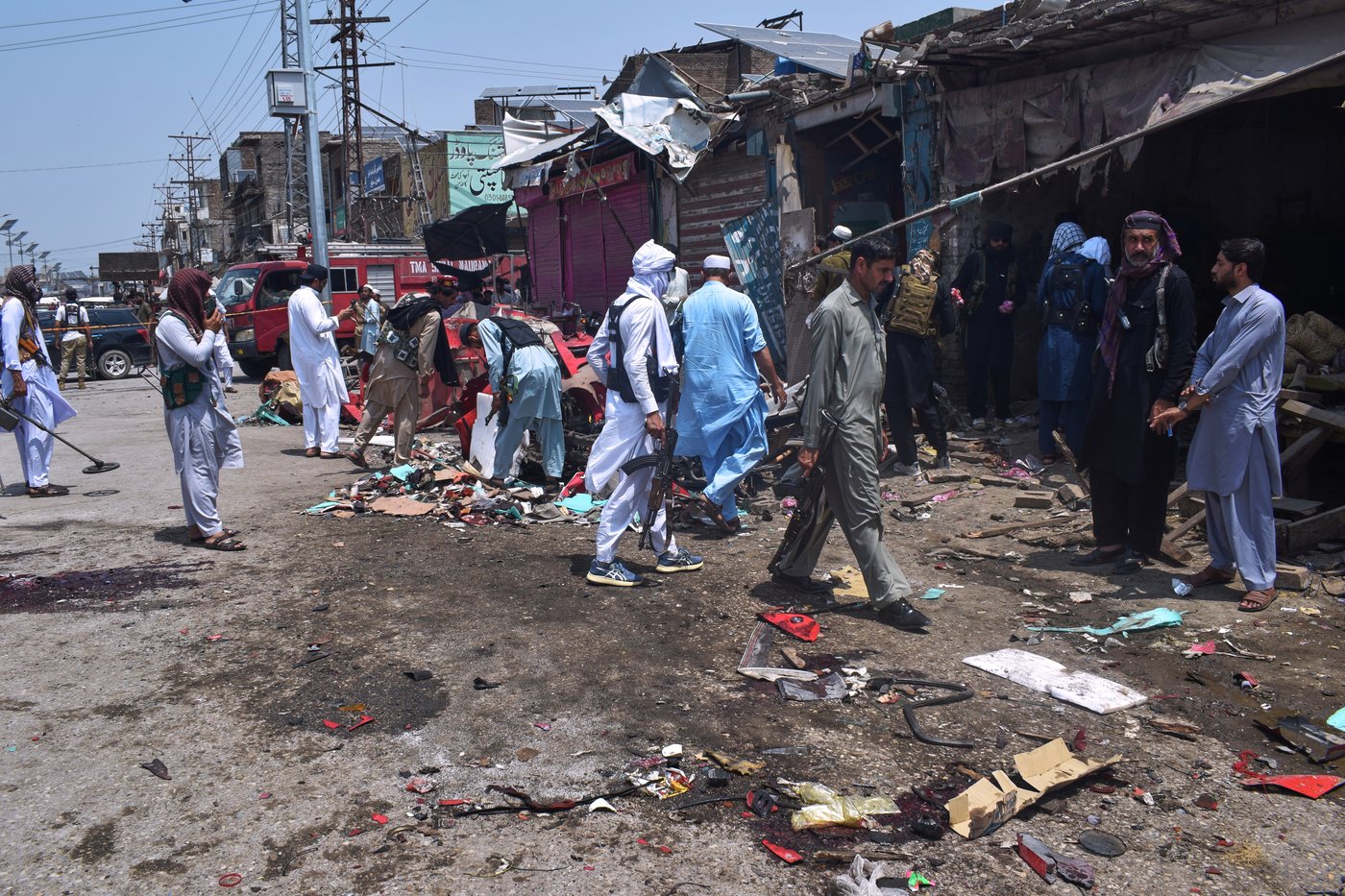 Bomb rigged to rickshaw explodes in Pakistan bazaar, killing 9 and wounding more than 2 dozen others | iNFOnews.ca Bomb rigged to rickshaw explodes in Pakistan bazaar, killing 9 and wounding more than 2 dozen others | iNFOnews.ca
