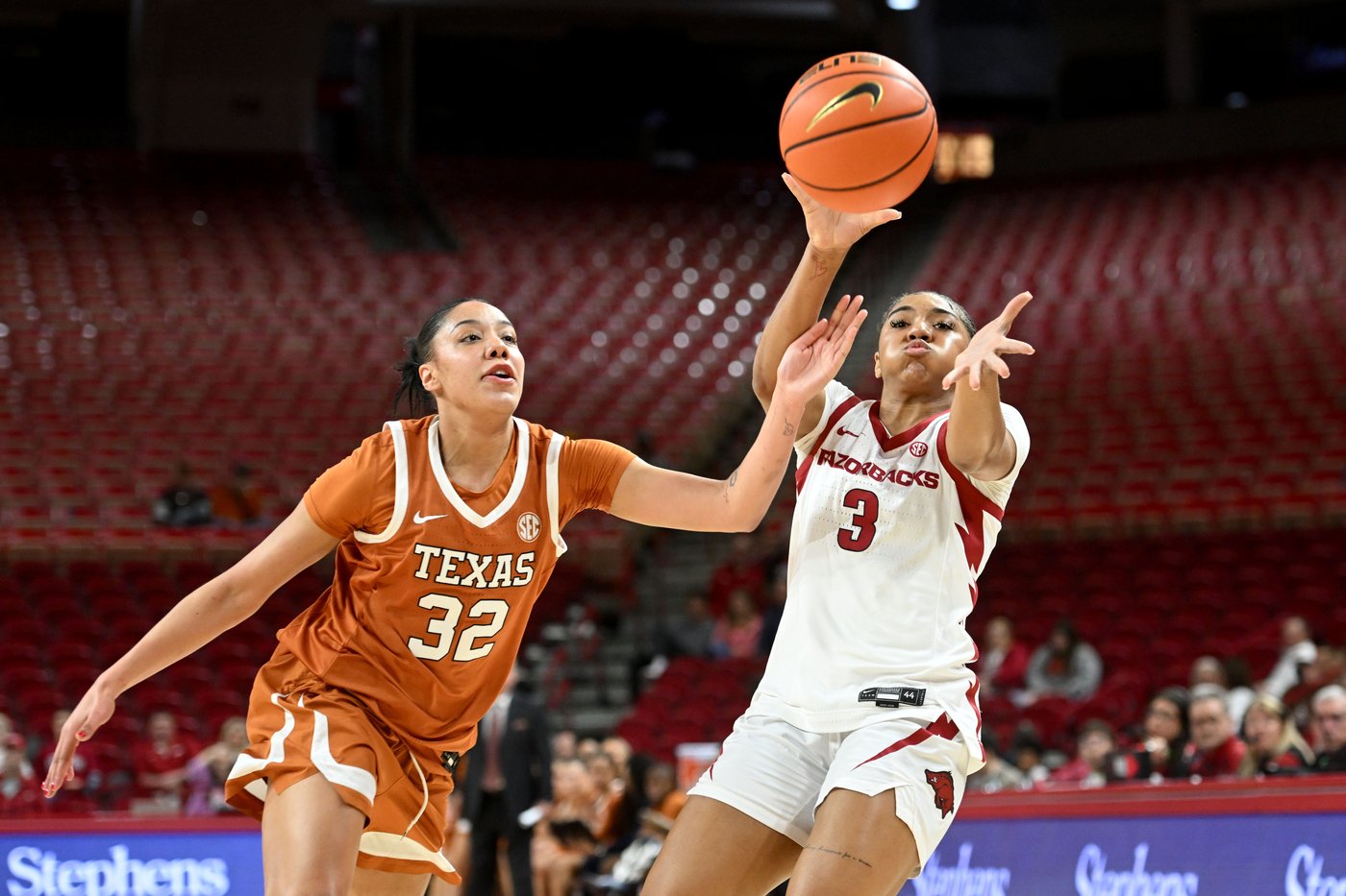 Booker leads five in double figures as No. 4 Texas defeats Arkansas 93-62 | iNFOnews.ca Booker leads five in double figures as No. 4 Texas defeats Arkansas 93-62 | iNFOnews.ca