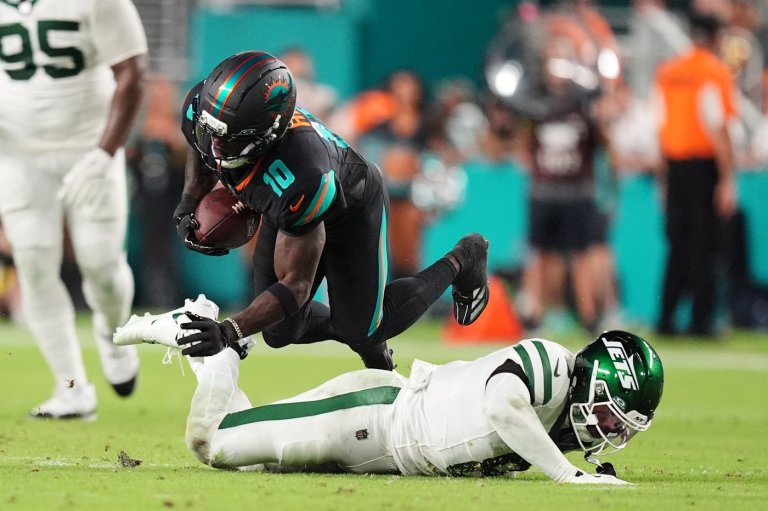 Dolphins' Tyreek Hill suffers left leg injury, carted off field against Jets | iNFOnews.ca