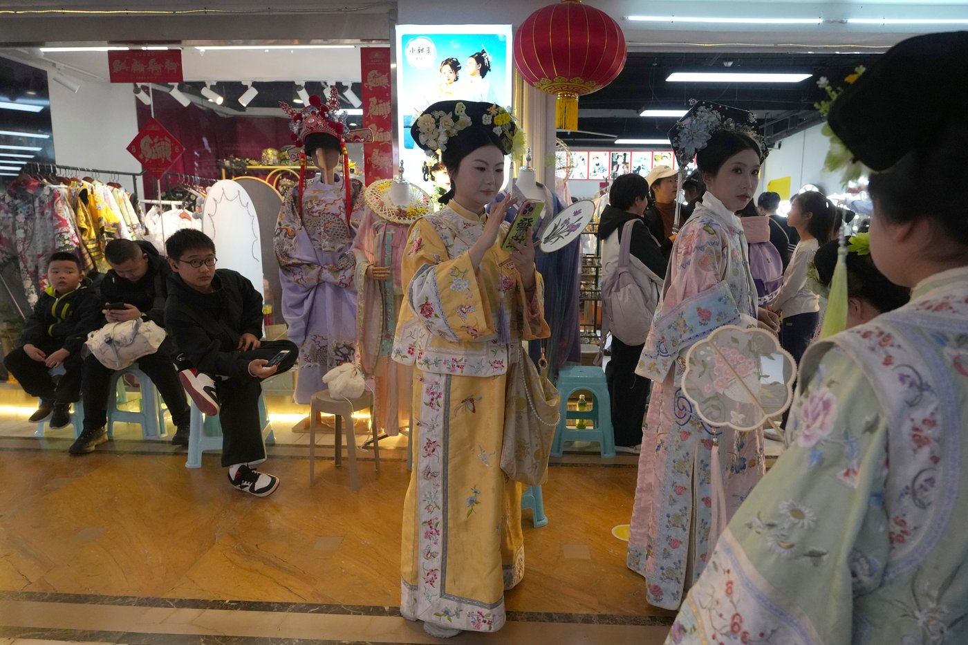 Dressing visitors in ancient China's imperial splendor is booming in Beijing | iNFOnews.ca Dressing visitors in ancient China's imperial splendor is booming in Beijing | iNFOnews.ca