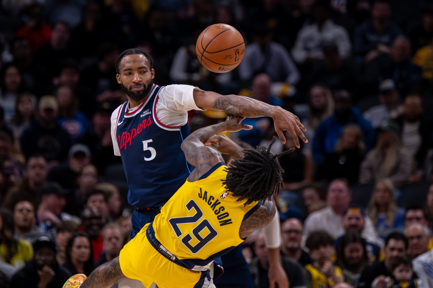 Kawhi Leonard's jumper sends Clippers past Pacers 114-113 after they come from 24 down | iNFOnews.ca Kawhi Leonard's jumper sends Clippers past Pacers 114-113 after they come from 24 down | iNFOnews.ca