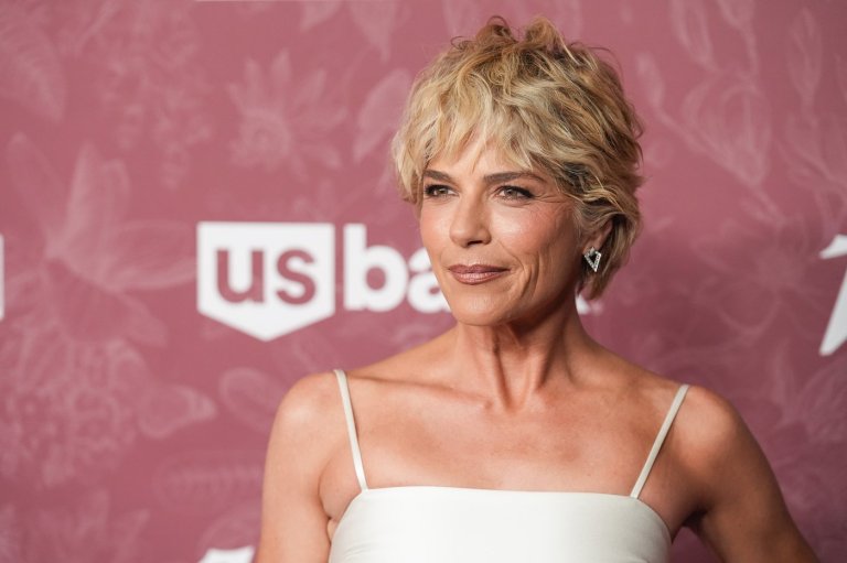 Actor Selma Blair taken into custody by police responding to physically abusive passenger on plane | iNFOnews.ca
