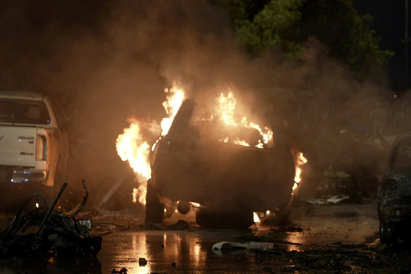 An explosion outside the Karachi, Pakistan, airport kills 2 workers from China and injures others | iNFOnews.ca