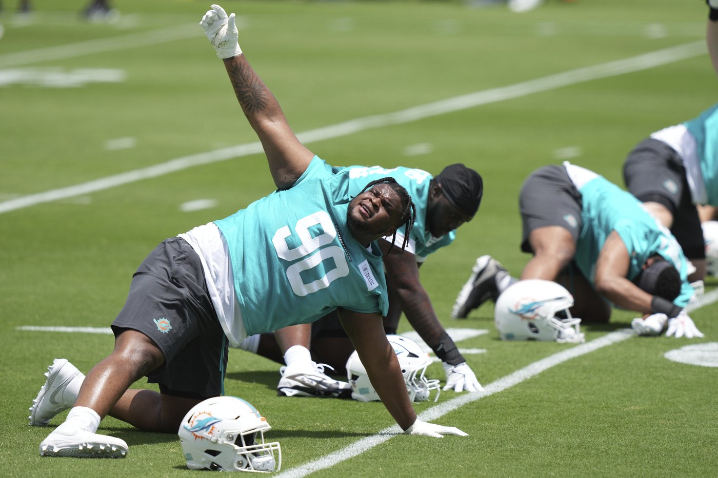 Dolphins sign 7 draft picks and add veteran long snapper Joe Cardona | iNFOnews.ca