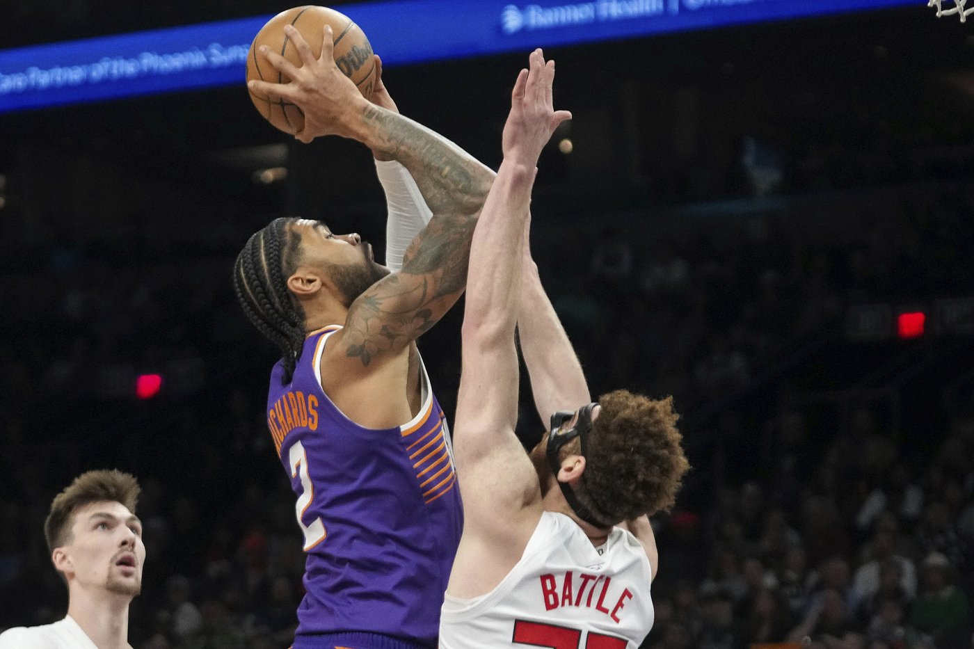 Devin Booker leads big 2nd quarter, Suns rout Raptors 129-89 | iNFOnews.ca Devin Booker leads big 2nd quarter, Suns rout Raptors 129-89 | iNFOnews.ca
