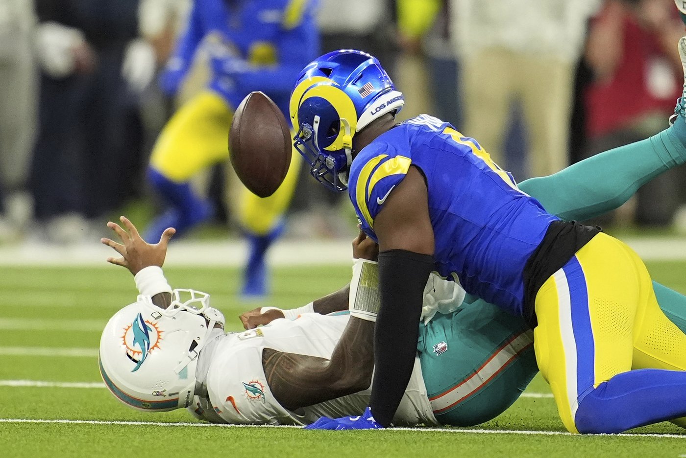 Tyreek Hill makes key TD catch, and the Dolphins hold off the Rams 23-15 to snap their 3-game skid | iNFOnews.ca