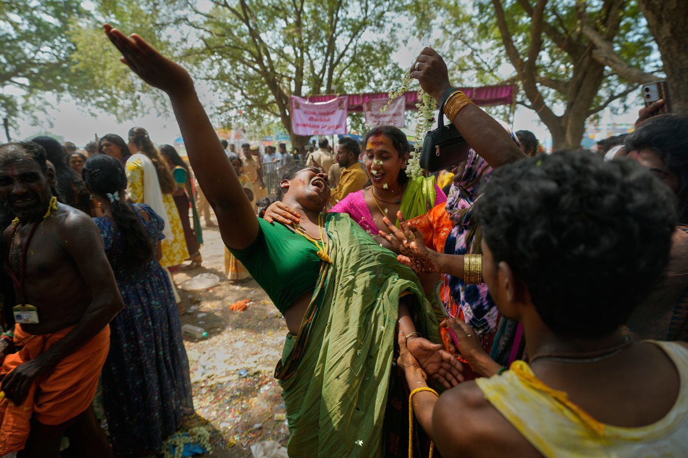 PHOTO ESSAY: A symbolic marriage ritual and beauty pageant brings India’s trans community together | iNFOnews.ca