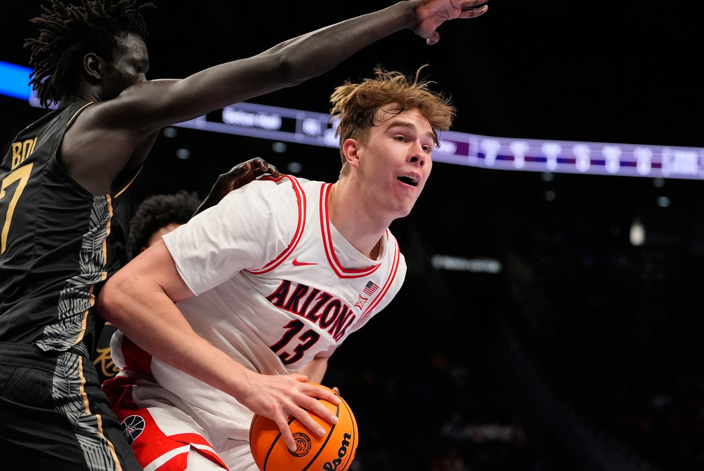 UCF's John Bol helped off court after collapsing and clutching his chest in Big 12 game | iNFOnews.ca UCF's John Bol helped off court after collapsing and clutching his chest in Big 12 game | iNFOnews.ca