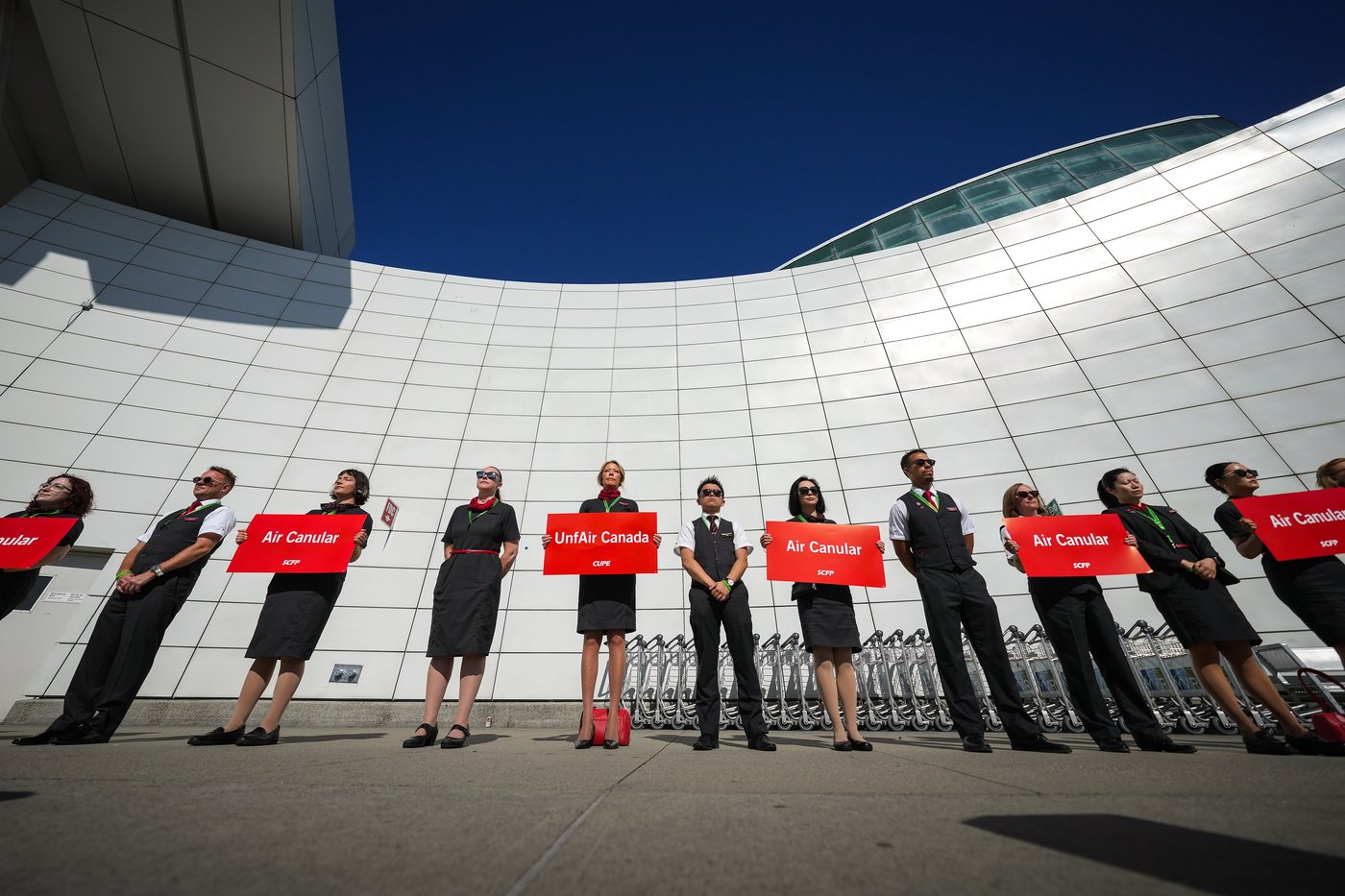 Air Canada flight attendants picket at 4 major airports as bargaining continues | iNFOnews.ca