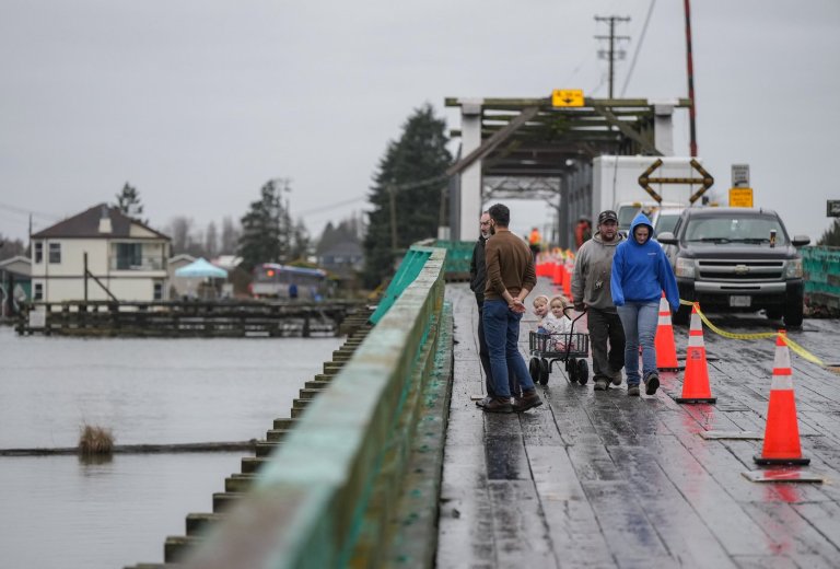Wagon-dragging B.C. islanders face weeks without vehicle bridge, knocked askew by tug | iNFOnews.ca