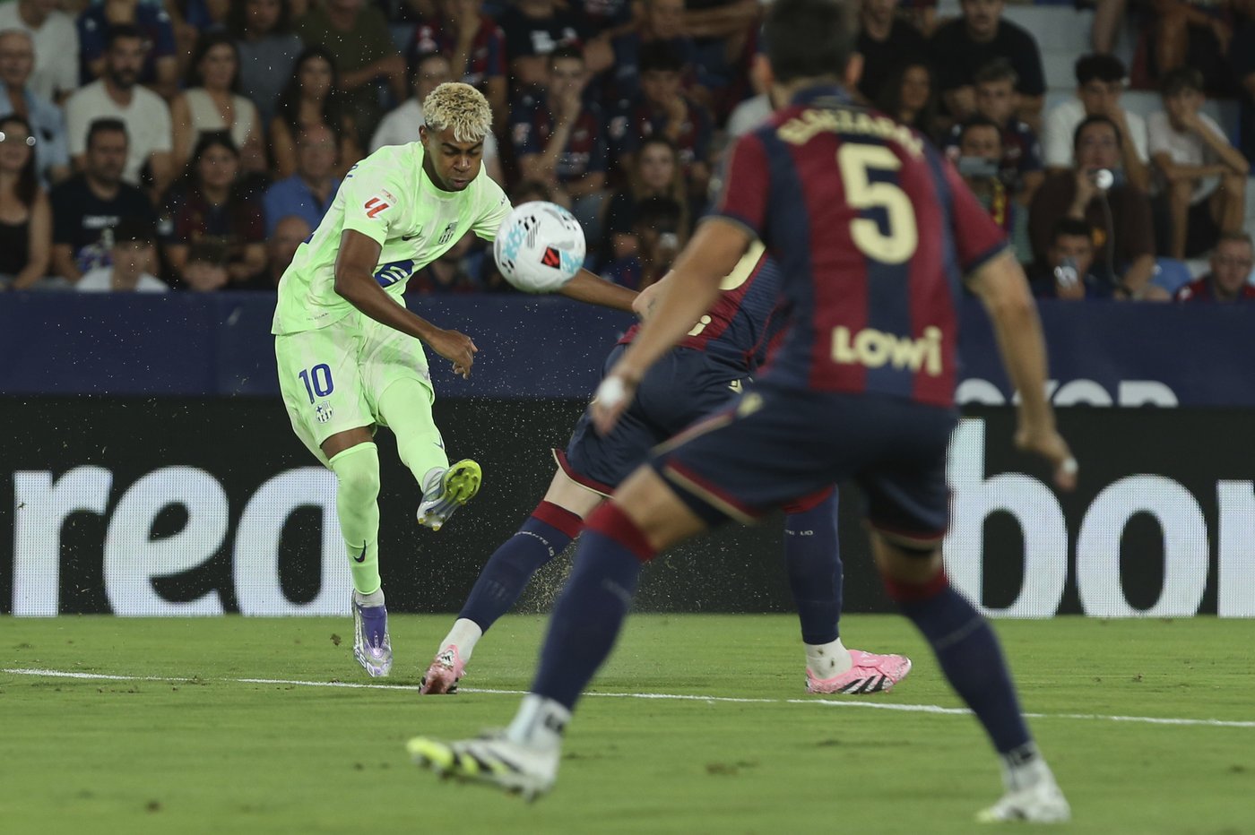Barcelona roars back to win 3-2 at Levante as Atletico Madrid drops more points | iNFOnews.ca