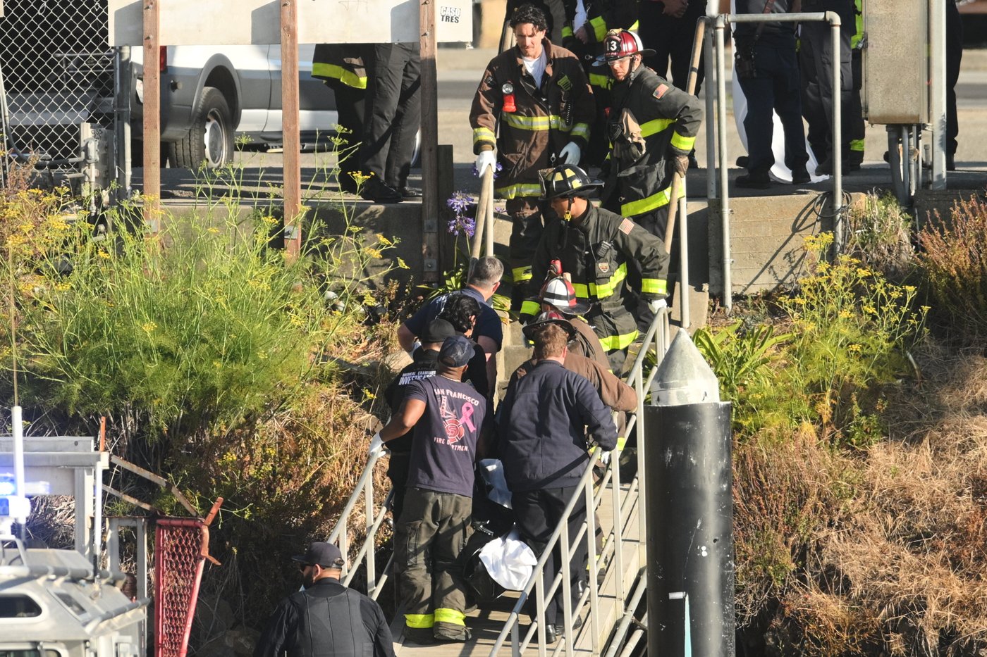 Search and rescue operation for a sunken pontoon boat near Alcatraz Island, in photos | iNFOnews.ca